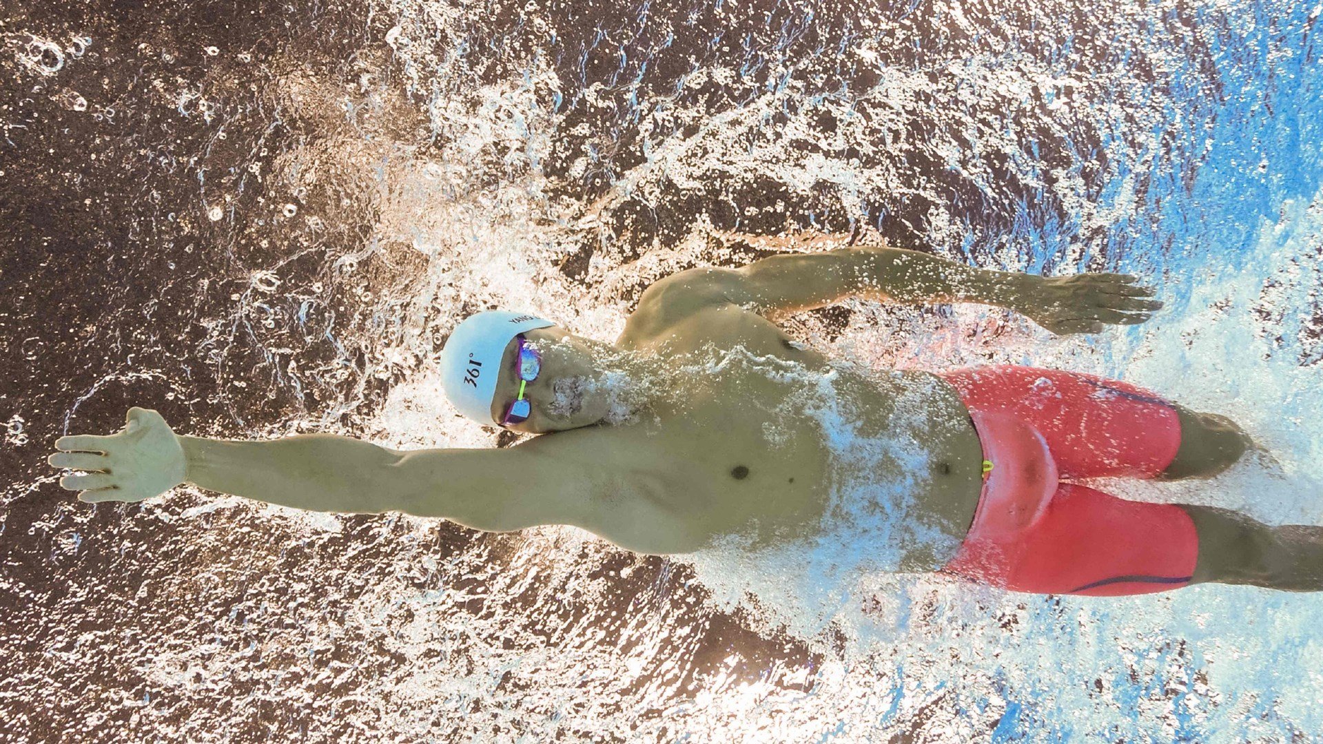 雷霆设置模拟裁判培训球员临场情绪控制，裁判骑在雷霆球员身上