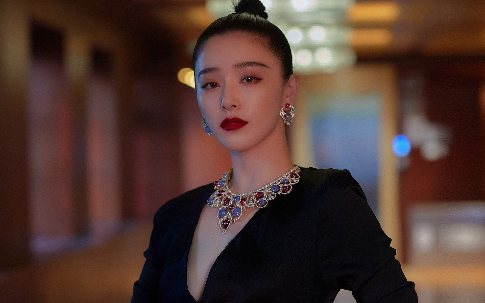 伊朗队门将费尔南德斯在巴黎奥运会上展现出高水平的扑救能力，伊朗菲尔兹奖得主