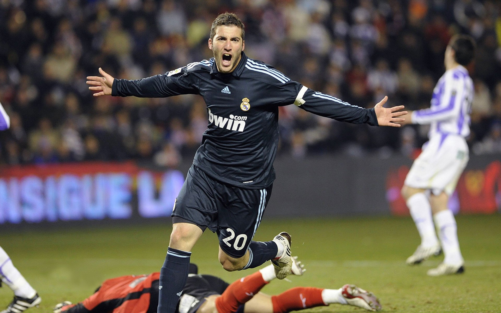 kering.com-伊利亚·哈伦决赛中段加速领跑，荷甲伊哈塔伦